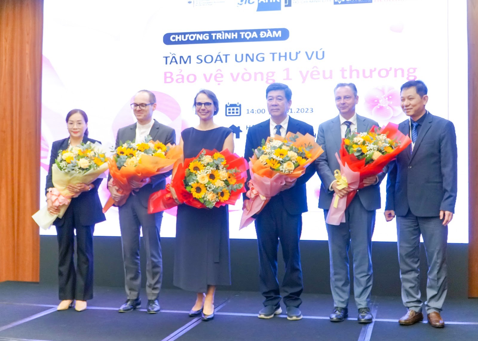 EMCAS khởi chạy chuyến xe tầm soát ung thư vú miễn phí đầu tiên - 6