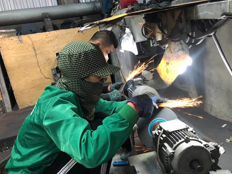 Tốt nghiệp đại học, về làng làm giàu: Mỗi ngày cho ra lò cả nghìn sản phẩm dao truyền thống - 4