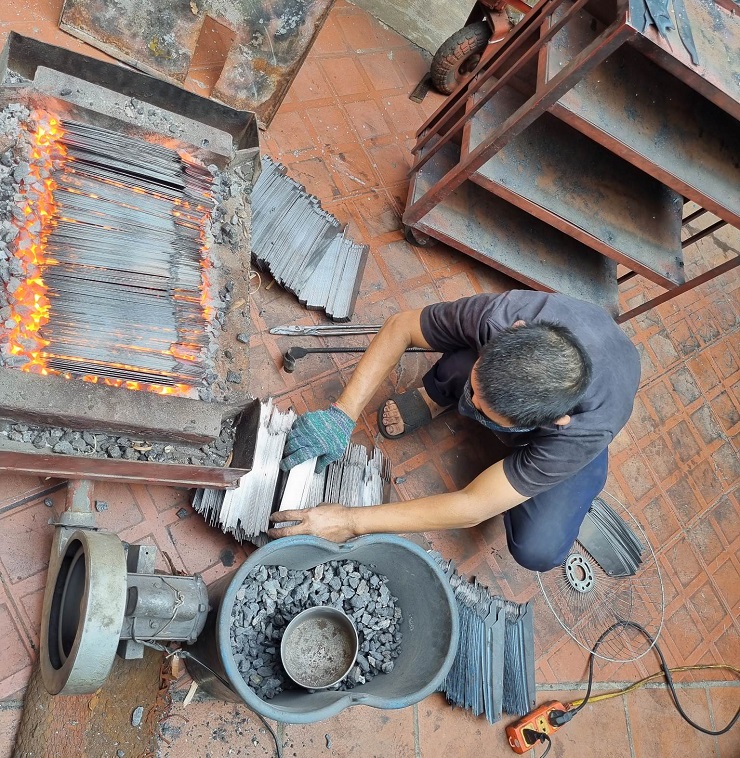 Tốt nghiệp đại học, về làng làm giàu: Mỗi ngày cho ra lò cả nghìn sản phẩm dao truyền thống - 5