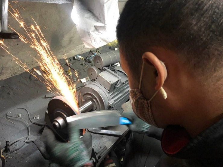 Tốt nghiệp đại học, về làng làm giàu: Mỗi ngày cho ra lò cả nghìn sản phẩm dao truyền thống - 3