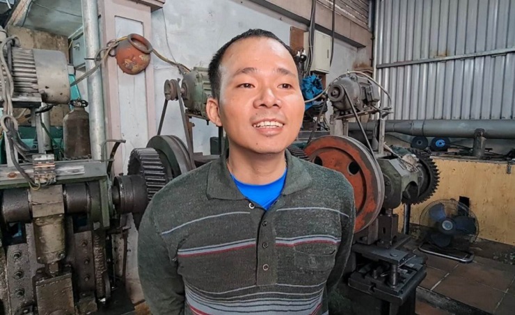 Tốt nghiệp đại học, về làng làm giàu: Mỗi ngày cho ra lò cả nghìn sản phẩm dao truyền thống - 2