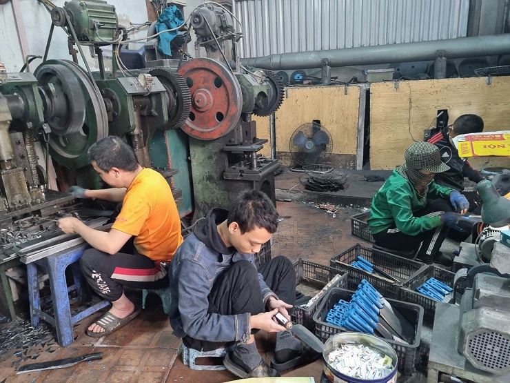 Tốt nghiệp đại học, về làng làm giàu: Mỗi ngày cho ra lò cả nghìn sản phẩm dao truyền thống - 1