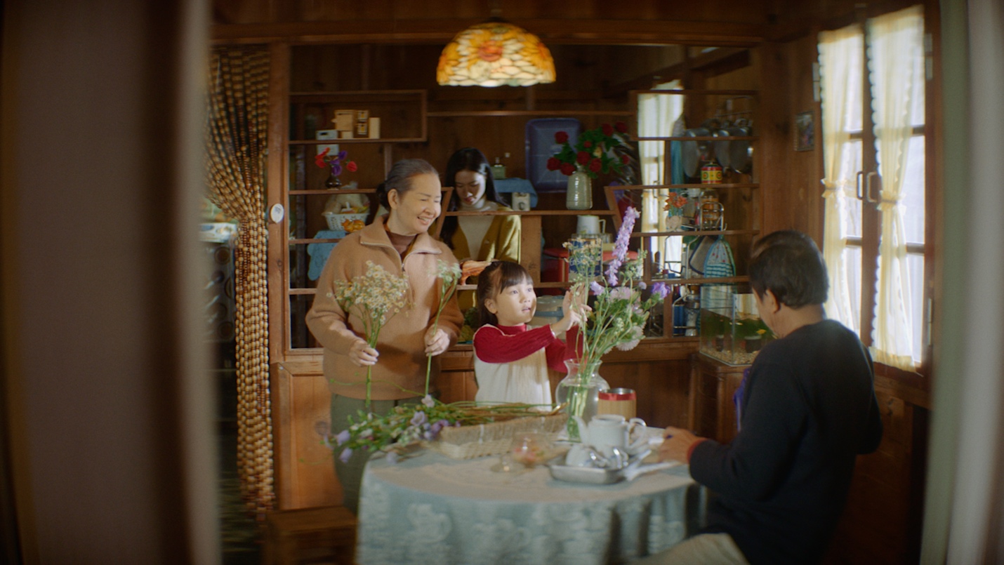 Trao mẹ cha món quà sức khỏe để bước cùng nhau muôn tết - 1