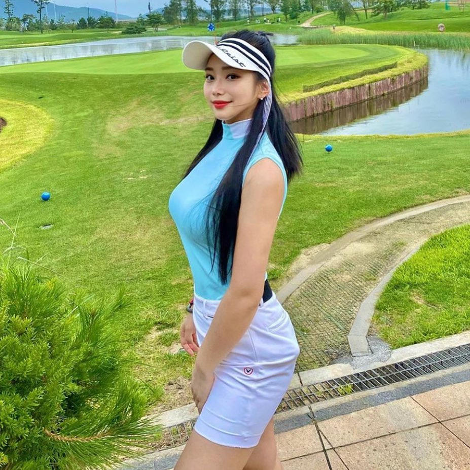 Váy, áo giá 20 triệu đồng của các kiều nữ Hàn Quốc trên sân golf có gì đặc biệt? - 3