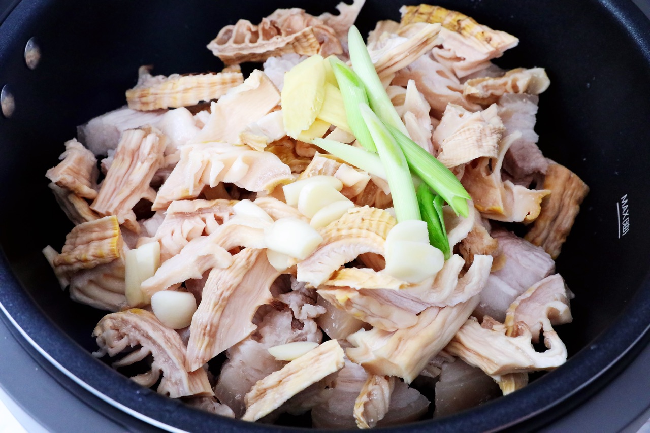 Tận dụng thịt, măng khô dư sau Tết làm ngay món ăn hấp dẫn này - 5