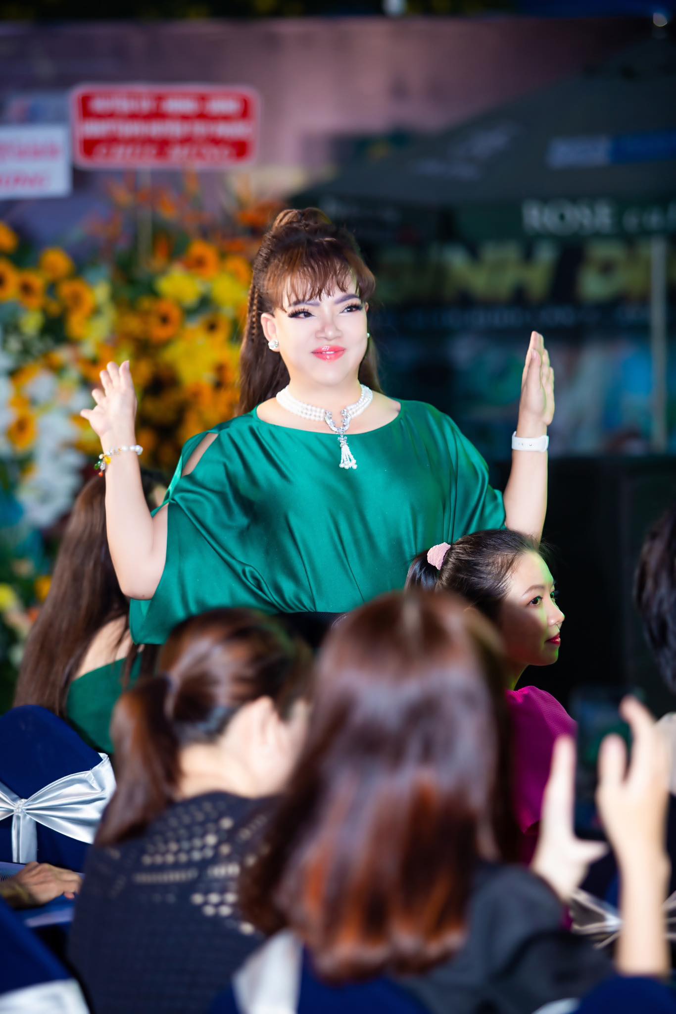 Nghệ nhân Hồ Thanh Hương trao vương miện cho Hoa khôi Duyên dáng Bình Định lần thứ I – năm 2023 - 1