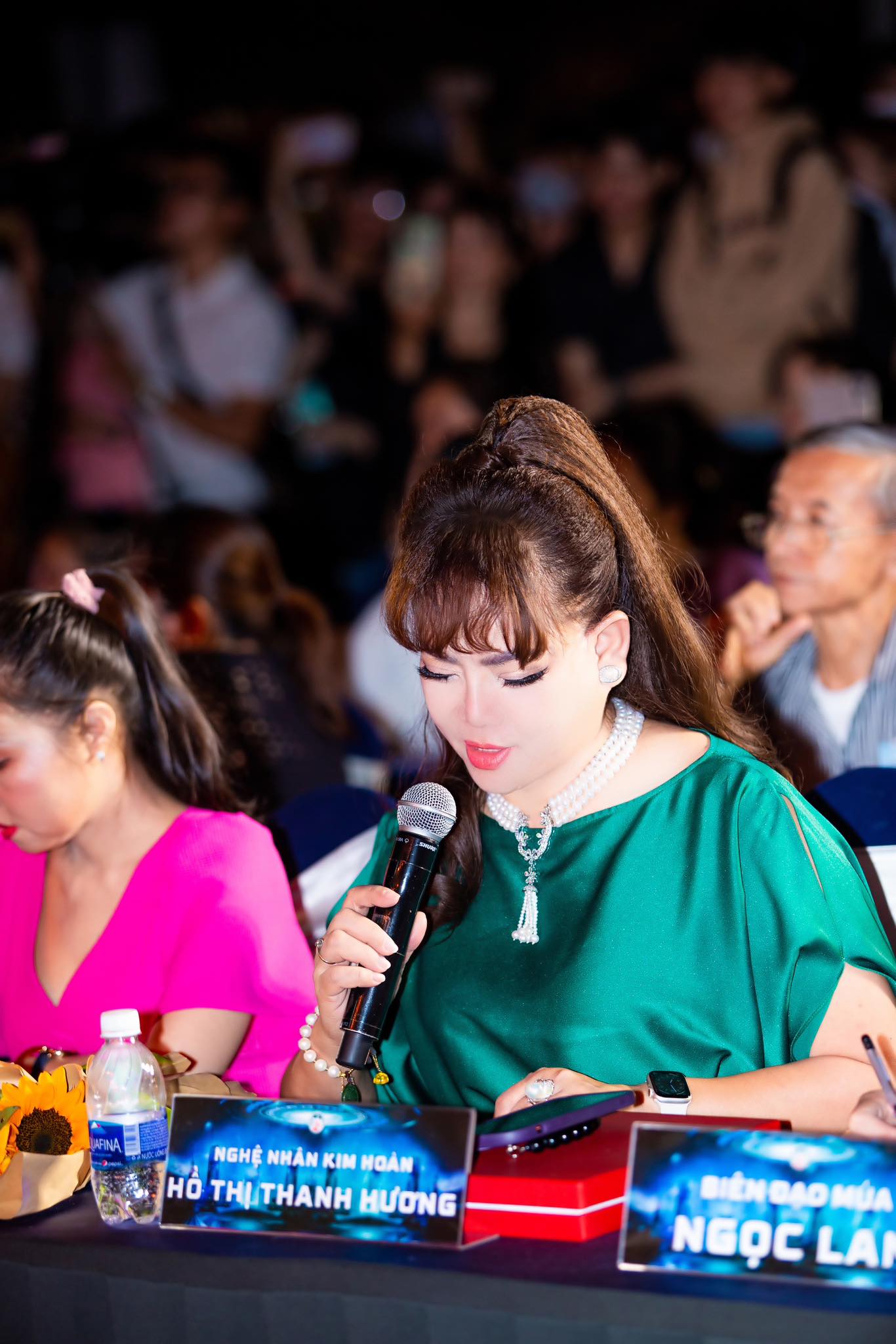Nghệ nhân Hồ Thanh Hương trao vương miện cho Hoa khôi Duyên dáng Bình Định lần thứ I – năm 2023 - 6