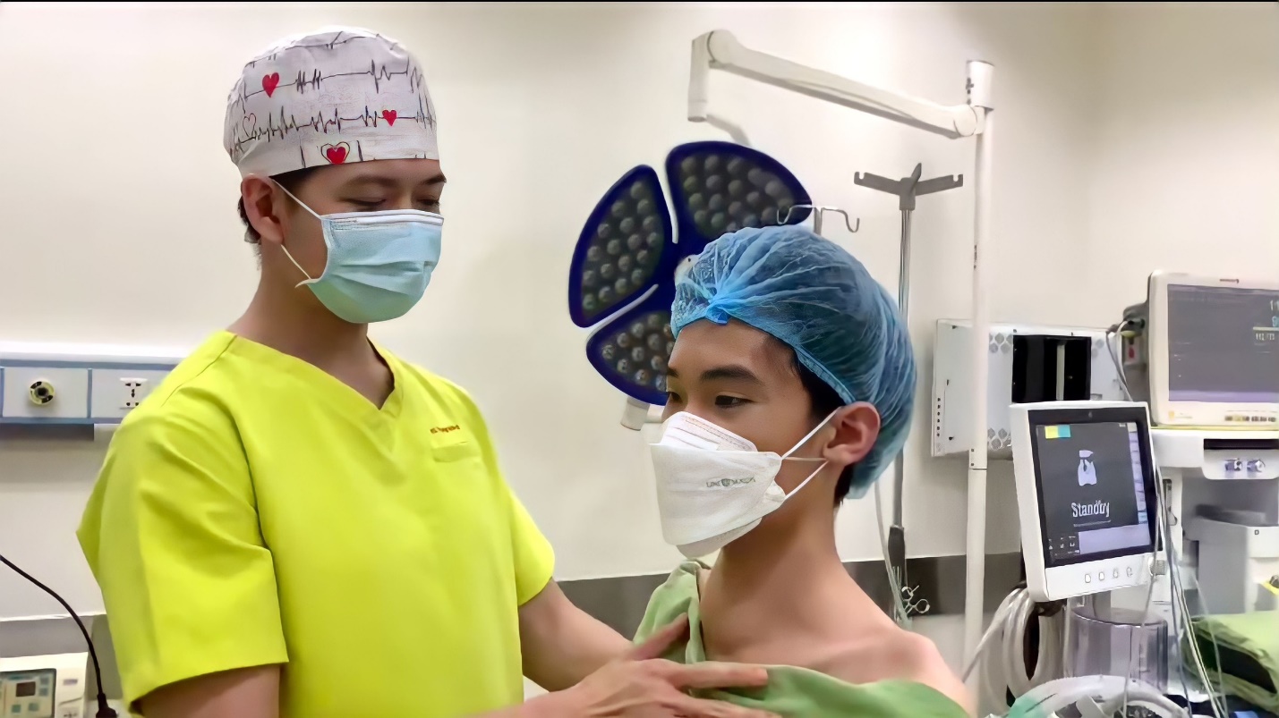 Bác sĩ Lê Lý Trọng Hưng - Chàng bác sĩ với con đường gìn giữ tuyến giáp cho mọi người - 2