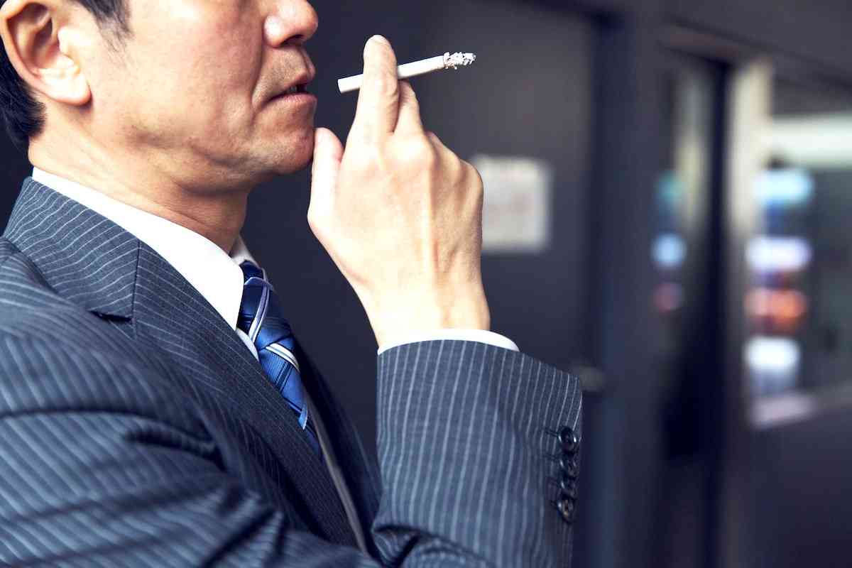 Giám đốc bị công ty phạt 250 triệu vì trốn việc đi hút thuốc lá - 1