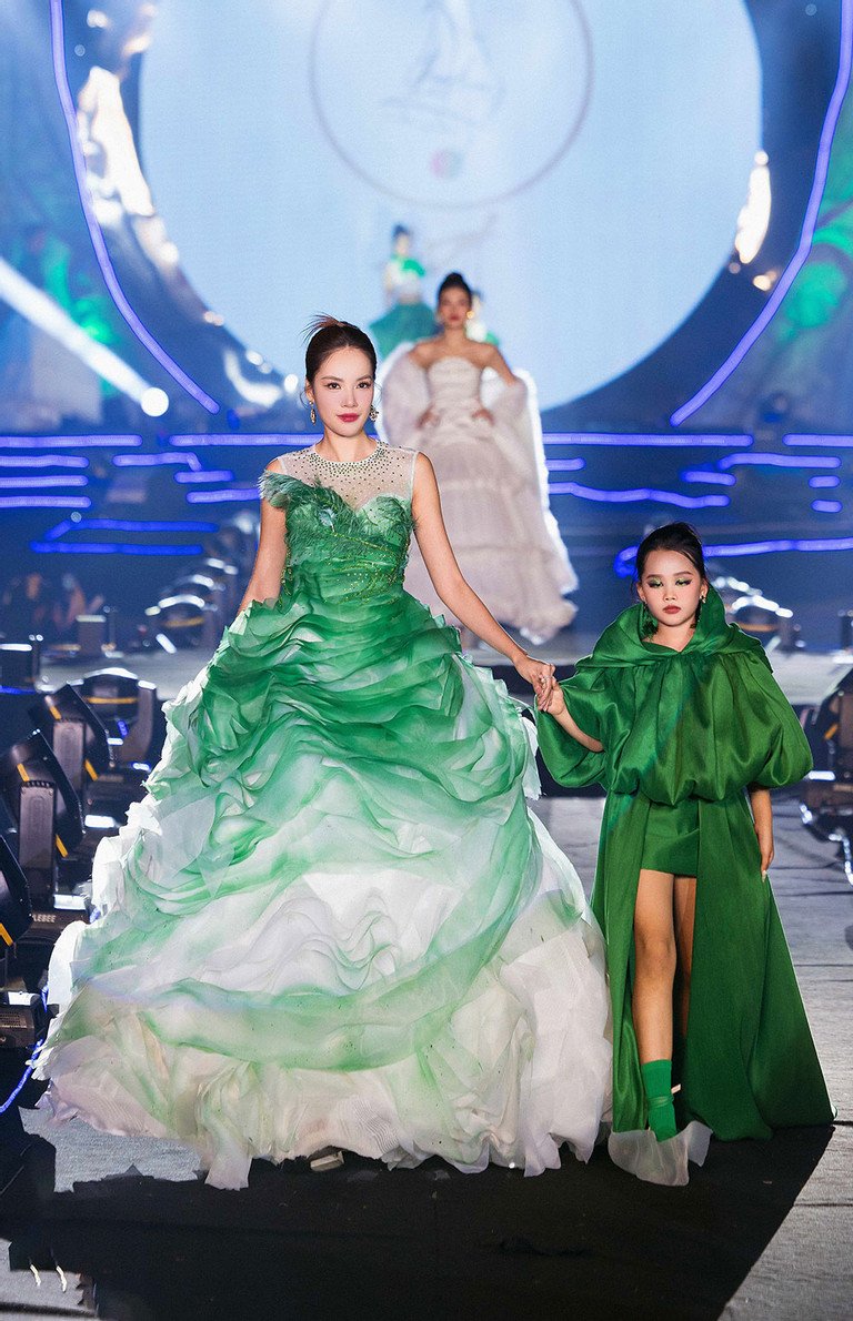 Mẫu nhí 8 tuổi làm vedette cùng Hoa hậu Lê Hoàng Phương tại Phố cổ Hoa Lư - 1