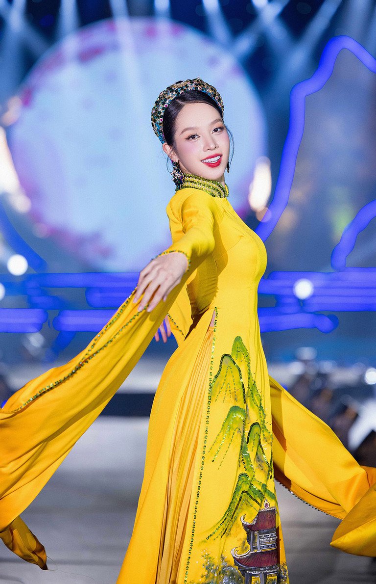 Mẫu nhí 8 tuổi làm vedette cùng Hoa hậu Lê Hoàng Phương tại Phố cổ Hoa Lư - 3