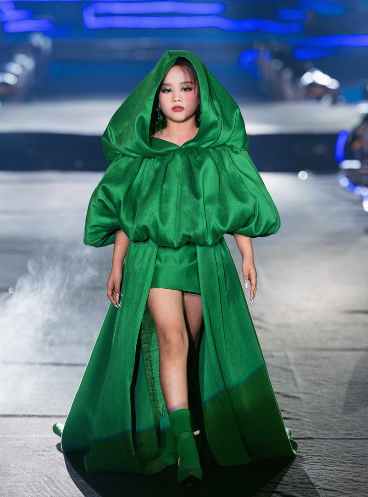 Mẫu nhí 8 tuổi làm vedette cùng Hoa hậu Lê Hoàng Phương tại Phố cổ Hoa Lư - 2