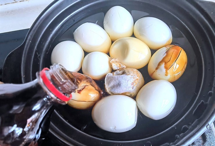 Trứng gà ngâm coca: Món ăn đơn giản, dễ làm cho ngày chưa biết ăn gì - 4