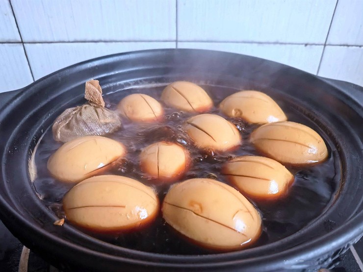 Trứng gà ngâm coca: Món ăn đơn giản, dễ làm cho ngày chưa biết ăn gì - 5