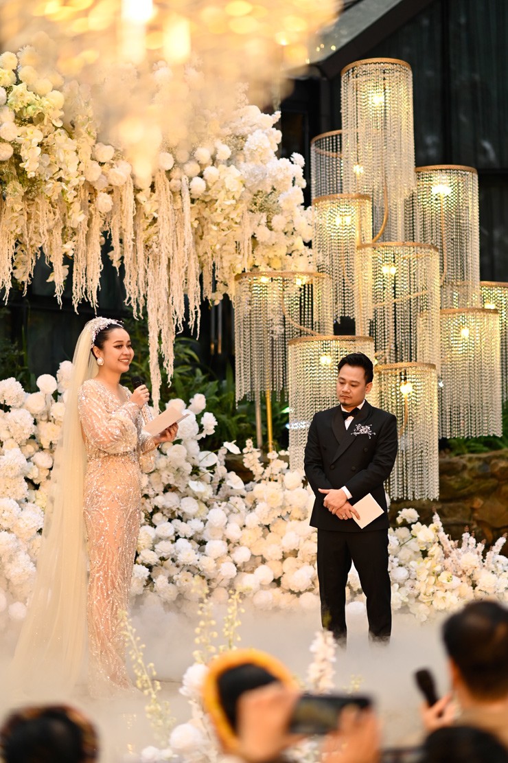 MC Anh Tuấn làm chủ hôn, trao vàng cho "yêu nữ hàng hiệu" Vũ Hạnh Nguyên tại tiệc cưới giữa rừng thông - 6