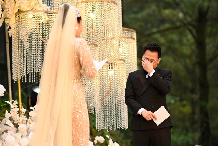 MC Anh Tuấn làm chủ hôn, trao vàng cho "yêu nữ hàng hiệu" Vũ Hạnh Nguyên tại tiệc cưới giữa rừng thông - 5