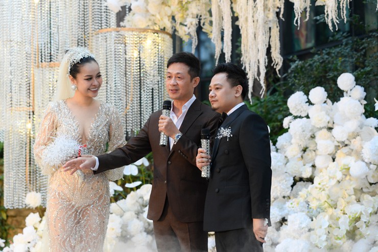 MC Anh Tuấn làm chủ hôn, trao vàng cho "yêu nữ hàng hiệu" Vũ Hạnh Nguyên tại tiệc cưới giữa rừng thông - 2