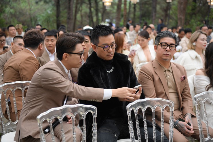 MC Anh Tuấn làm chủ hôn, trao vàng cho "yêu nữ hàng hiệu" Vũ Hạnh Nguyên tại tiệc cưới giữa rừng thông - 10