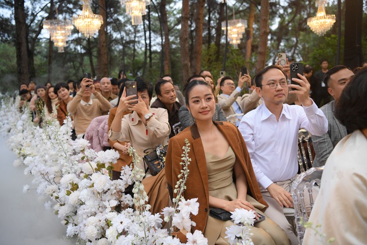 MC Anh Tuấn làm chủ hôn, trao vàng cho "yêu nữ hàng hiệu" Vũ Hạnh Nguyên tại tiệc cưới giữa rừng thông - 8