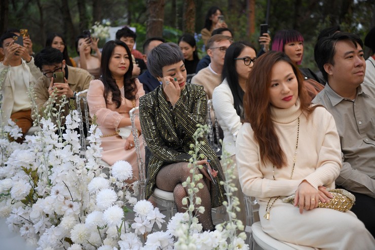 MC Anh Tuấn làm chủ hôn, trao vàng cho "yêu nữ hàng hiệu" Vũ Hạnh Nguyên tại tiệc cưới giữa rừng thông - 9