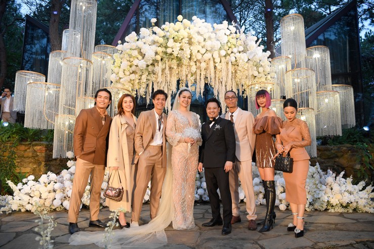 MC Anh Tuấn làm chủ hôn, trao vàng cho "yêu nữ hàng hiệu" Vũ Hạnh Nguyên tại tiệc cưới giữa rừng thông - 11