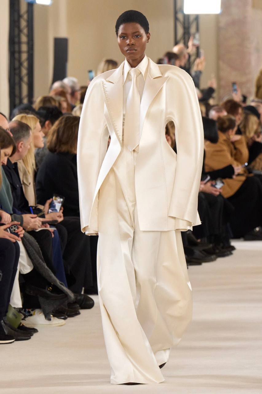 Bộ sưu tập Couture Xuân 2024 dành cho... người sao Hỏa - 10