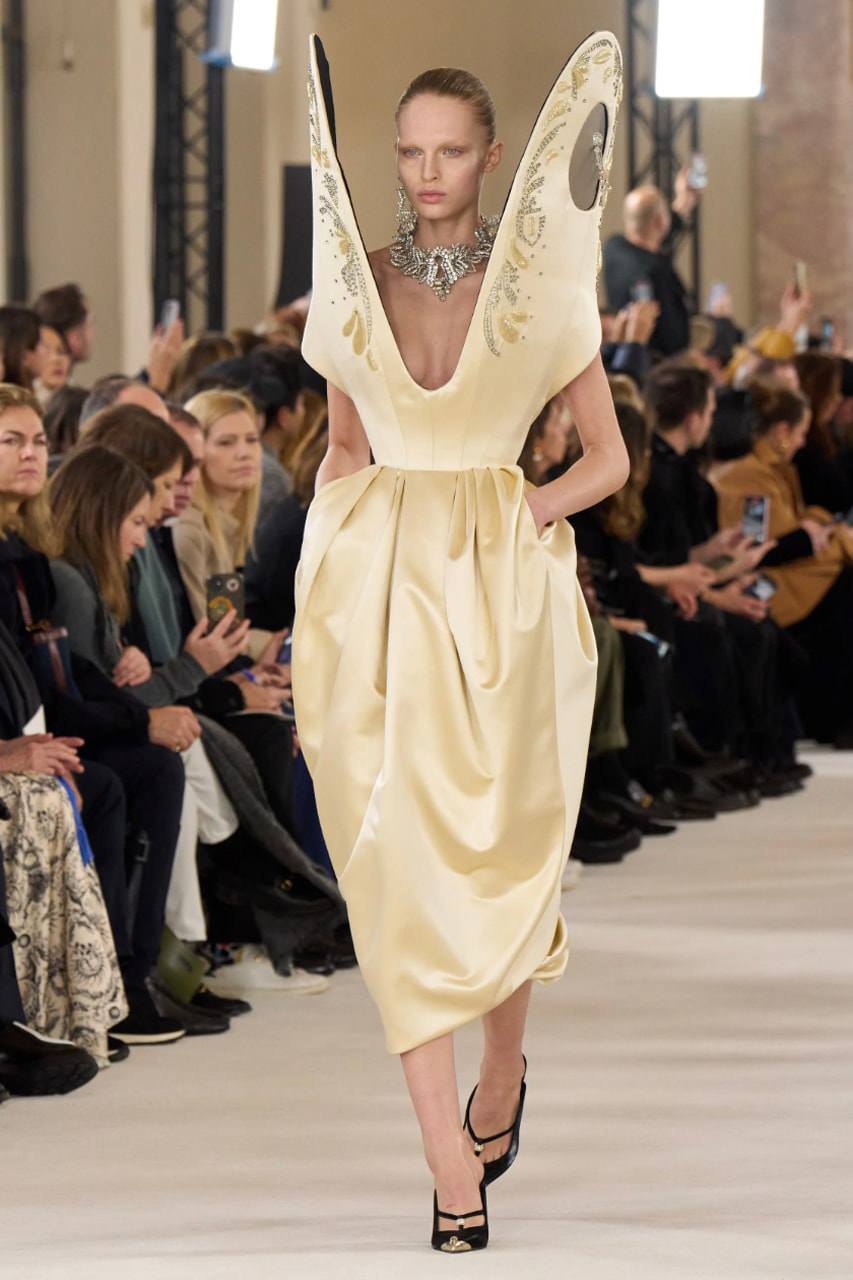 Bộ sưu tập Couture Xuân 2024 dành cho... người sao Hỏa - 4