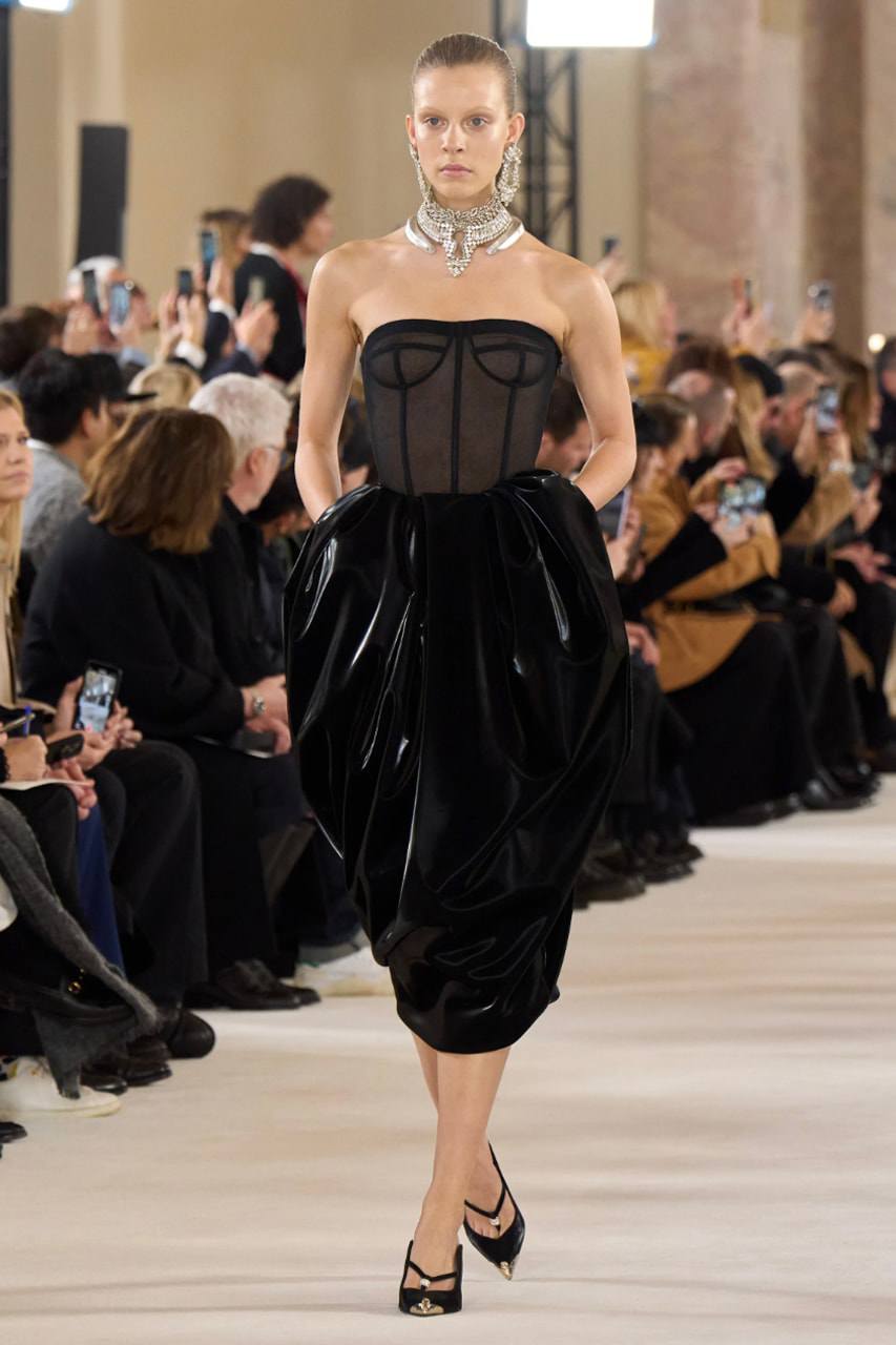 Bộ sưu tập Couture Xuân 2024 dành cho... người sao Hỏa - 16