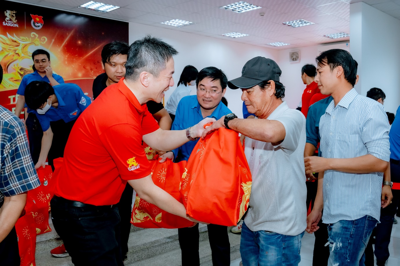 Bia Saigon lan tỏa Tết ấm áp đến người lao động, ngư dân và các chiến sĩ - 1