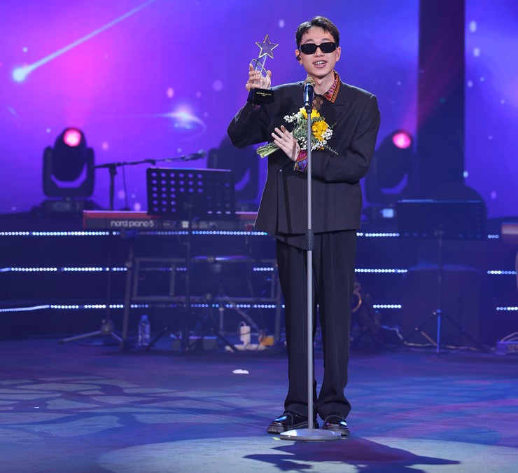 Hòa Minzy thắng giải Nữ ca sĩ của năm tại lễ trao giải Cống hiến - 3