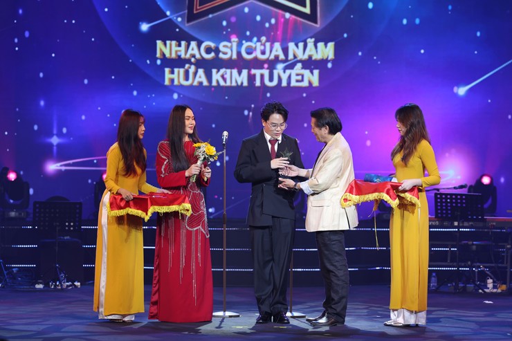Hòa Minzy thắng giải Nữ ca sĩ của năm tại lễ trao giải Cống hiến - 6