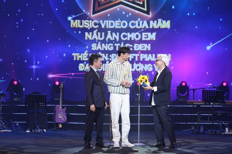 Hòa Minzy thắng giải Nữ ca sĩ của năm tại lễ trao giải Cống hiến - 5