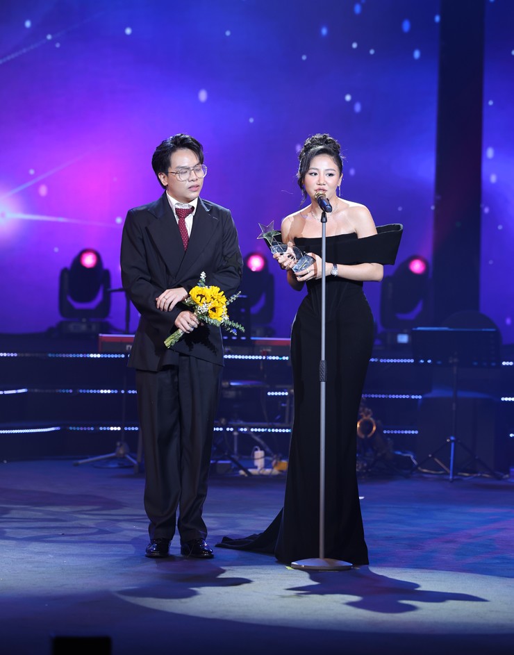 Hòa Minzy thắng giải Nữ ca sĩ của năm tại lễ trao giải Cống hiến - 4