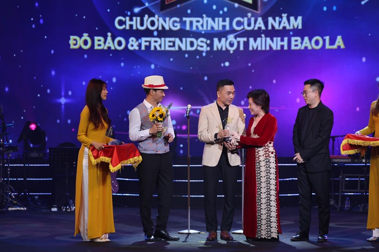 Hòa Minzy thắng giải Nữ ca sĩ của năm tại lễ trao giải Cống hiến - 9
