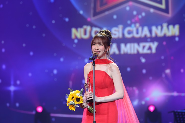 Hòa Minzy thắng giải Nữ ca sĩ của năm tại lễ trao giải Cống hiến - 1