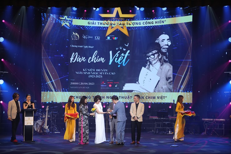 Hòa Minzy thắng giải Nữ ca sĩ của năm tại lễ trao giải Cống hiến - 8
