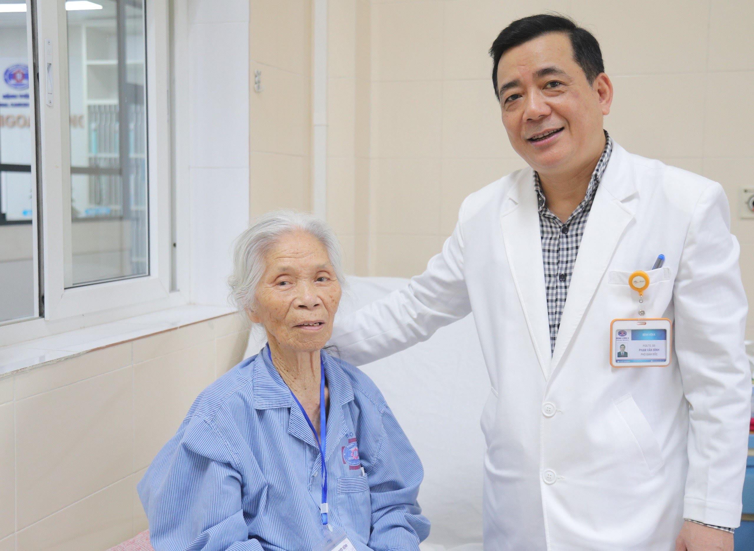 Phẫu thuật thành công ung thư đại tràng cho cụ bà 95 tuổi - 1