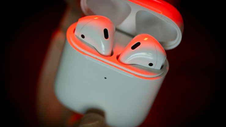 Apple "chơi lớn" với kế hoạch tích hợp AI vào tai nghe AirPods - 1