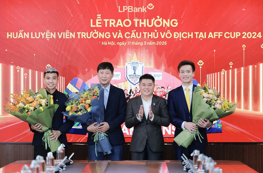 Ngân hàng Lộc Phát Việt Nam (LPBank) trao thưởng cho Huấn luyện viên trưởng và cầu thủ vô địch tại AFF CUP 2024 - 4