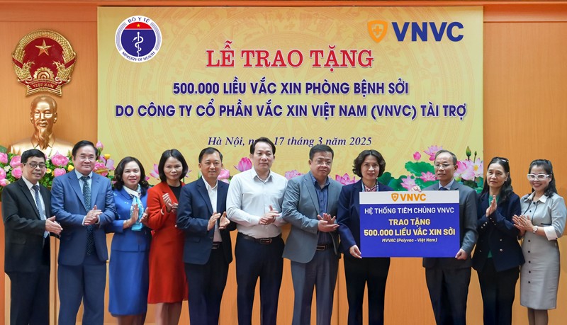 Bộ Y tế tiếp nhận 500.000 liều vắc xin sởi từ Hệ thống tiêm chủng VNVC - 1