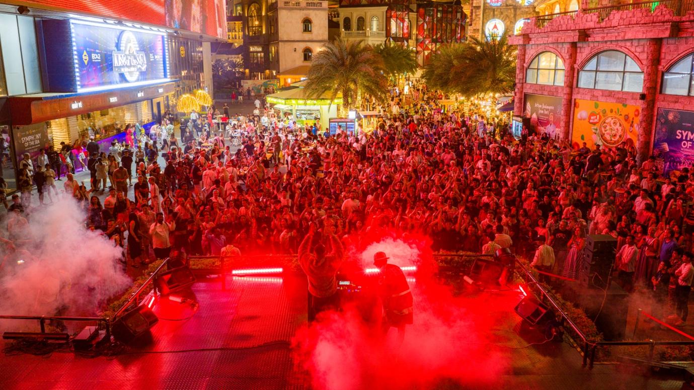 Thị trấn Hoàng Hôn rực sáng Countdown 2026 với ba màn pháo hoa, hút vạn du khách - 7