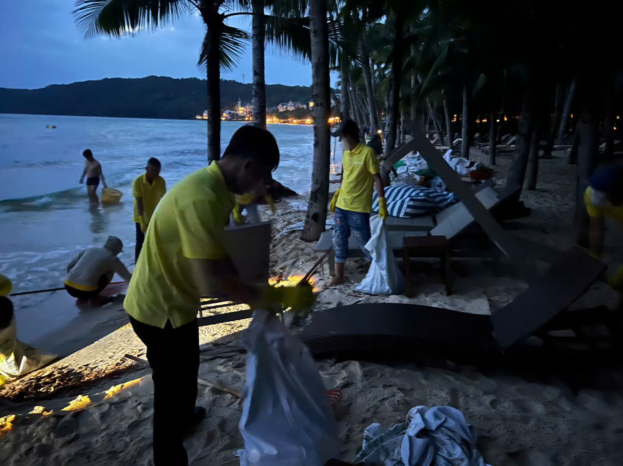 Hàng trăm người làm sạch bãi biển Phú Quốc mỗi ngày trong mùa gió chướng - 3