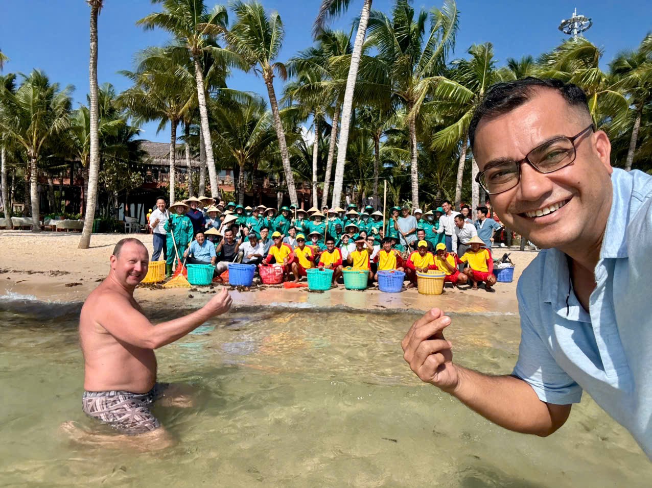 Hàng trăm người làm sạch bãi biển Phú Quốc mỗi ngày trong mùa gió chướng - 2