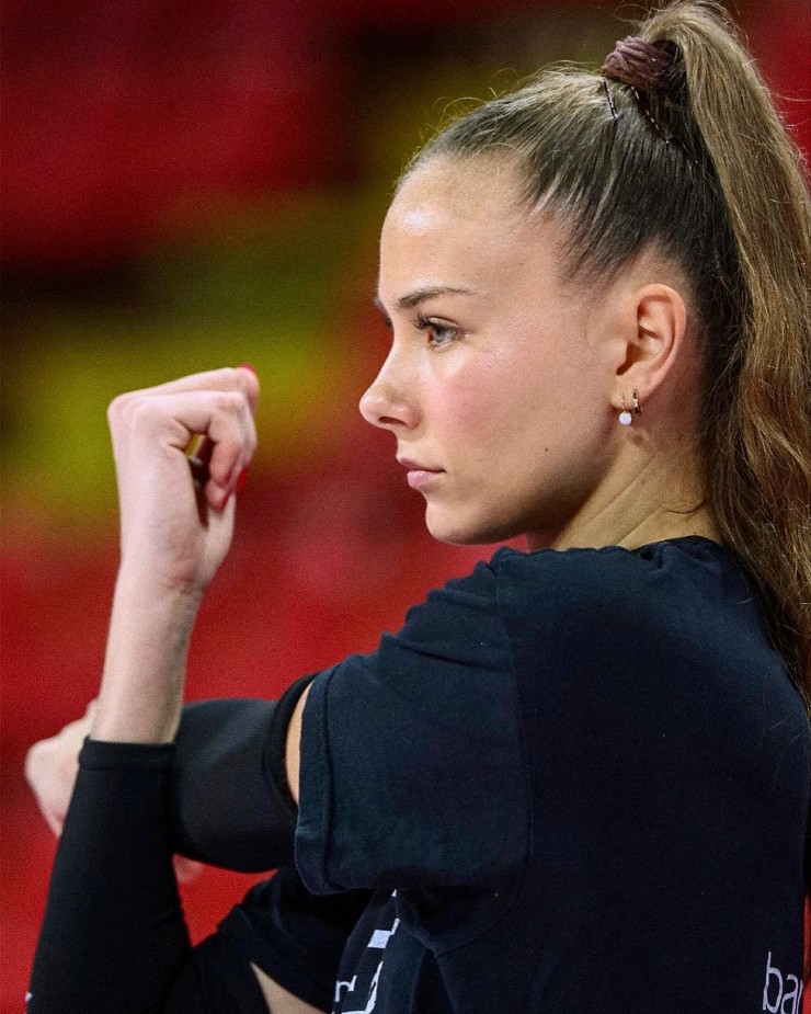 Nữ thần bóng chuyền cao 2m, của hiếm "tài sắc vẹn toàn" làng thể thao thế giới - 8