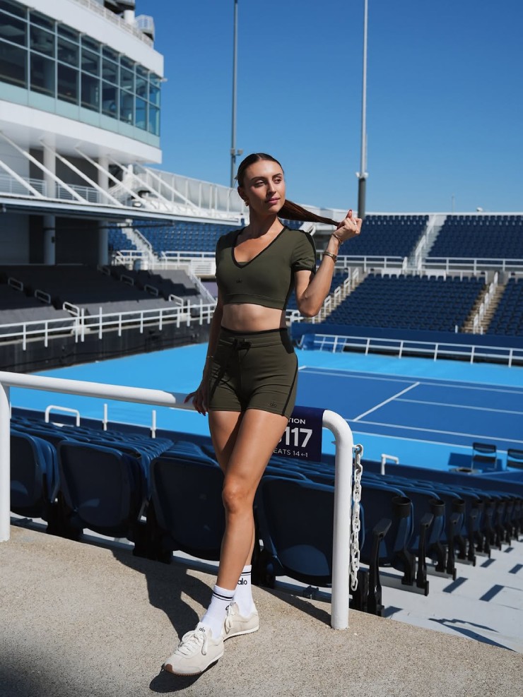 Nàng thơ pickleball mặc "nửa kín nửa hở", vạn người đắm đuối ngắm nhìn - 2