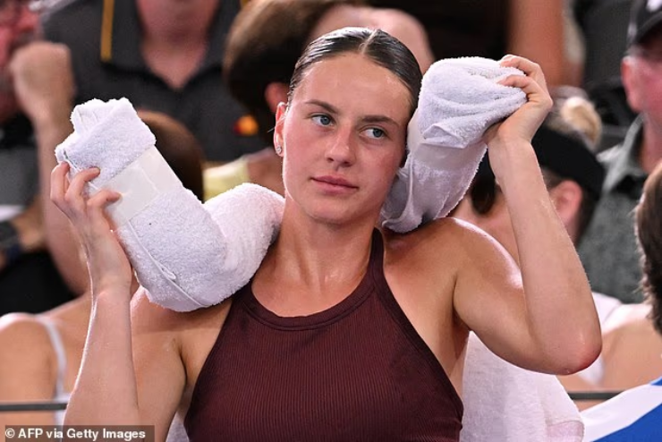 Sabalenka thổi bùng "lửa hận thù" với mỹ nhân tennis Kostyuk, bị đối thủ ví như "đàn ông" - 2