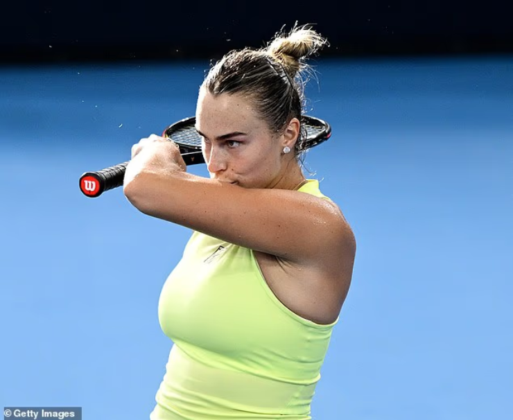 Sabalenka thổi bùng "lửa hận thù" với mỹ nhân tennis Kostyuk, bị đối thủ ví như "đàn ông" - 1