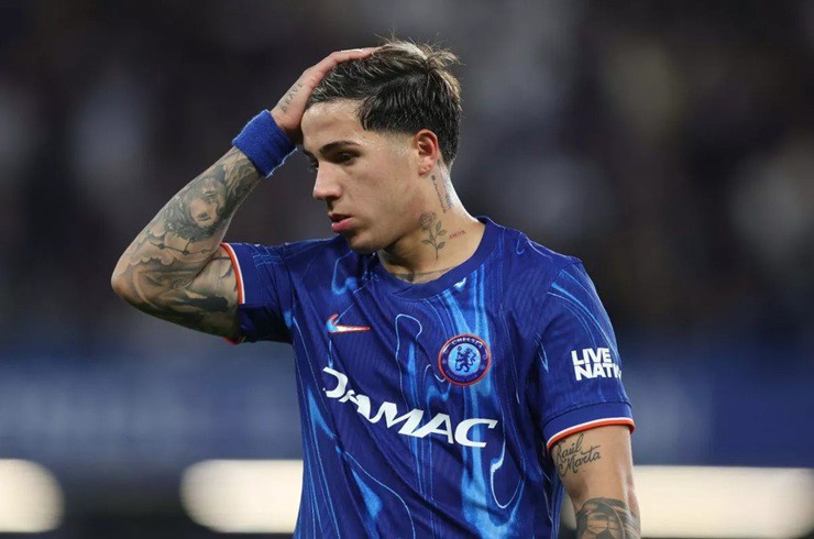 Tin mới nhất bóng đá tối 15/1: PSG nhắm Enzo Fernandez, Flick đòi bán Araujo - 1