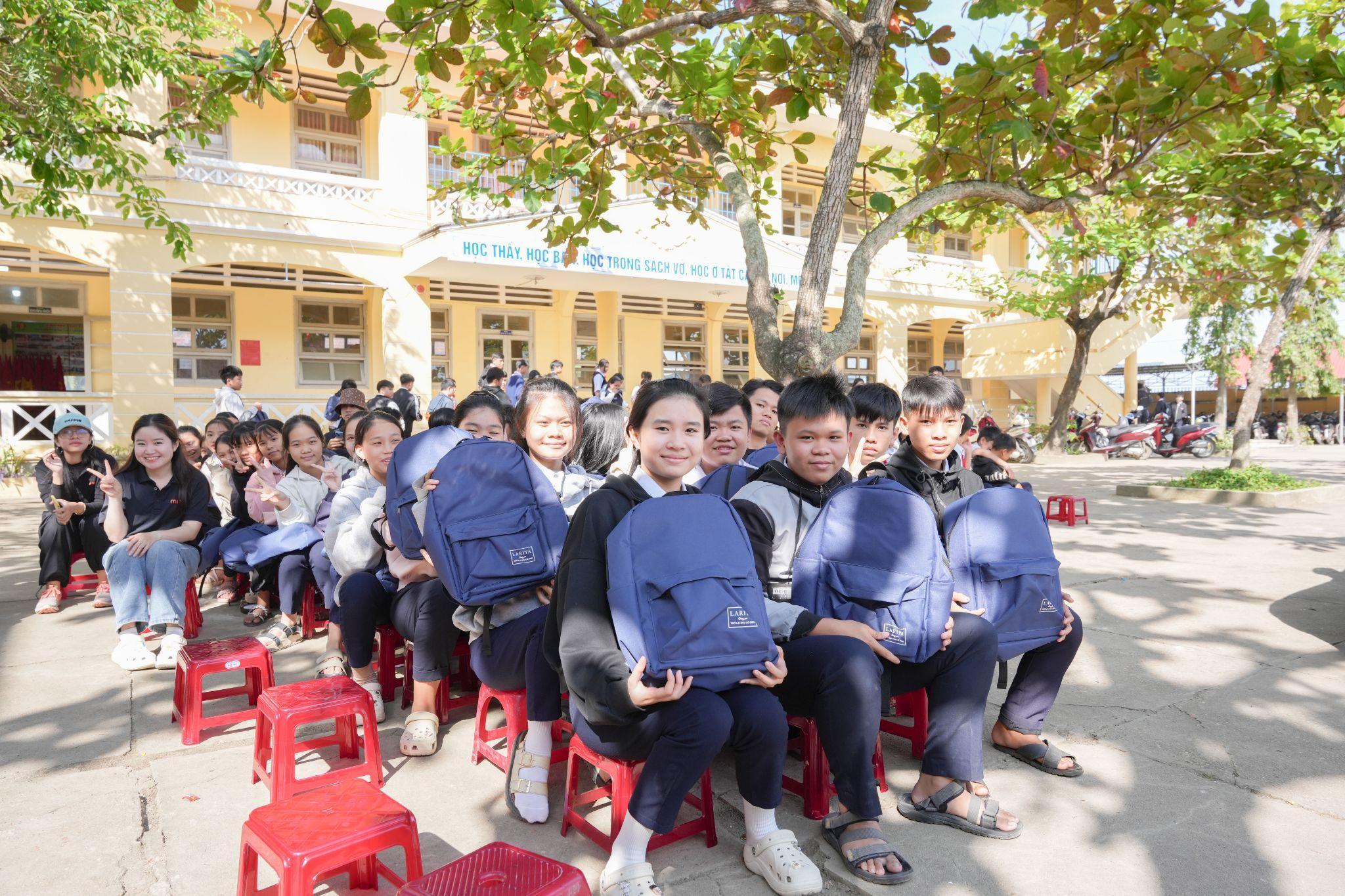 MIA.vn và Larita trao tặng 1.000 balo sau lũ - 1