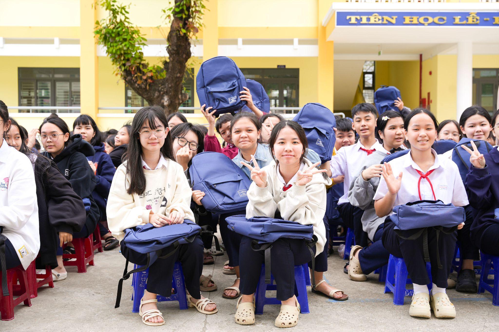 MIA.vn và Larita trao tặng 1.000 balo sau lũ - 3